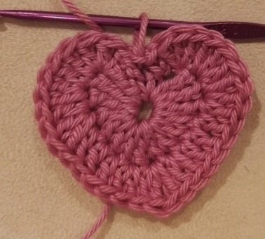 Blog-Inhaltsbild für 'Kostenlose Häkelanleitung für ein zweifarbiges Herz'